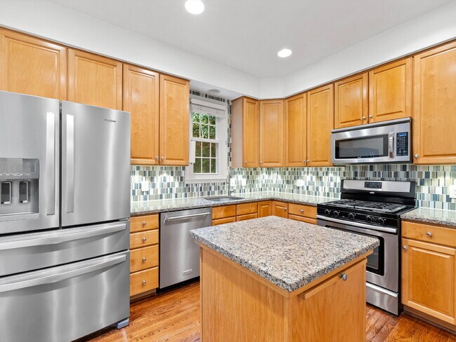Building Photo - "Spacious 3-Bedroom Townhouse Retreat with...