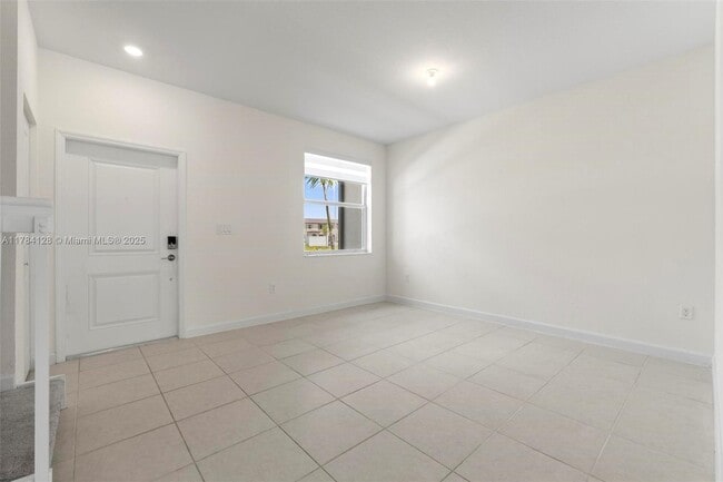 Building Photo - $2550 2634 SE 29 St