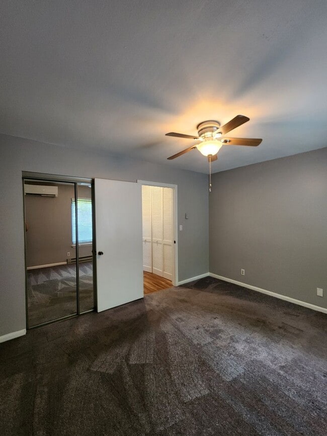 Building Photo - Black Mountain Rental!