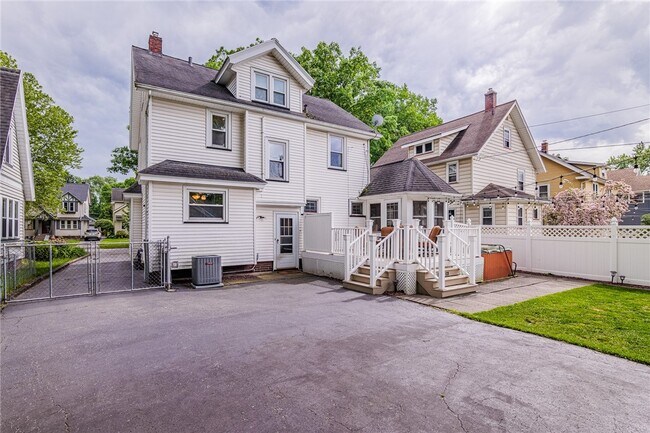 Building Photo - 90 Elmcroft Rd