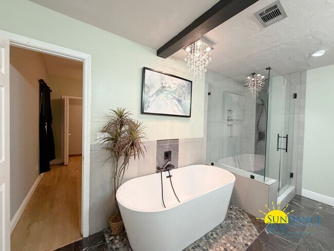 Building Photo - Renovated 3 Bedroom Home in Fort Walton Beach near Bases!