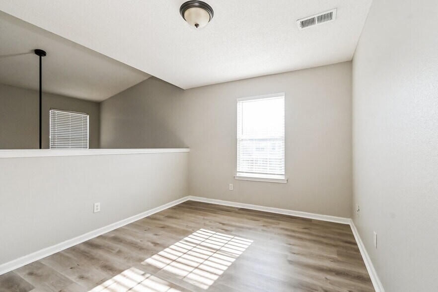 Building Photo - 7292 Green Ash Dr