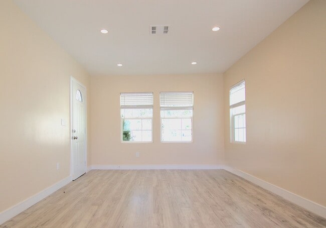 Building Photo - 14436 Carlsbad St