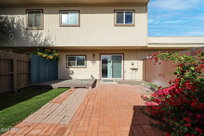 Building Photo - 1014 E Bendix Dr