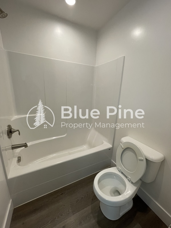 Building Photo - 5844 Wildrose Ave