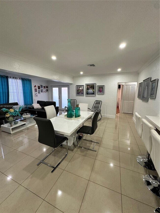 Building Photo - 5010 E 1st Ave