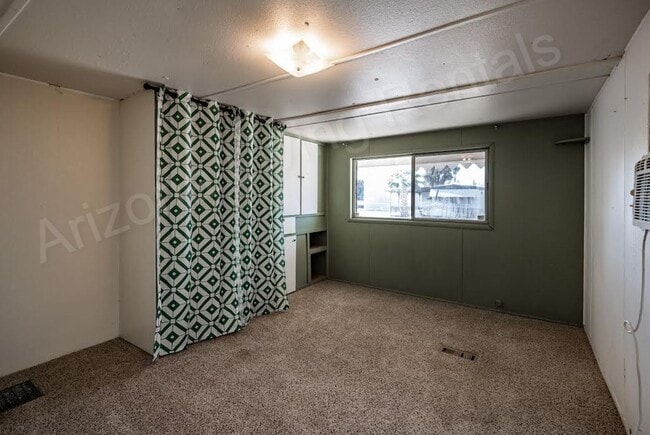 Building Photo - COZY & SPACIOUS