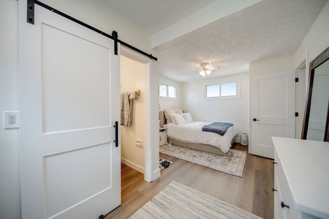 Building Photo - Massive 10 Bedroom Newly Renovated House P...