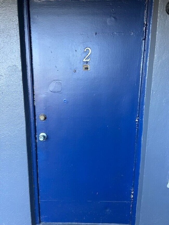 Building Photo - Well maintained 1/1 centrally located