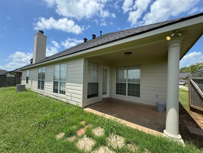 Building Photo - 1002 Creole Dr