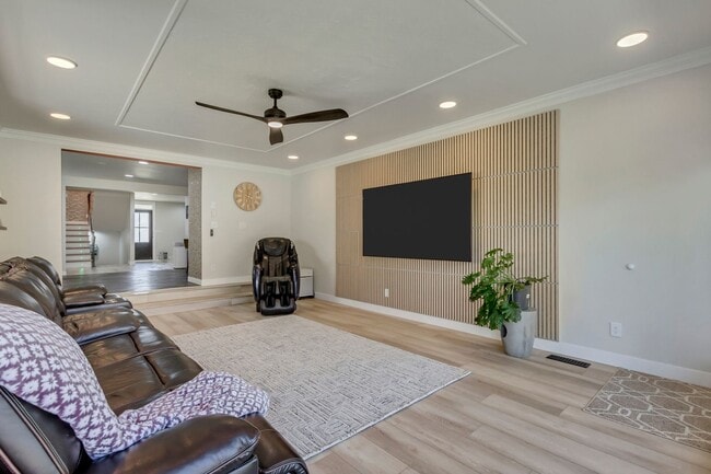 Building Photo - Beautiful 5-Bedroom Home in Sandy!