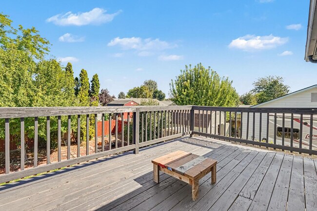 Building Photo - 7400 Newbrook Dr