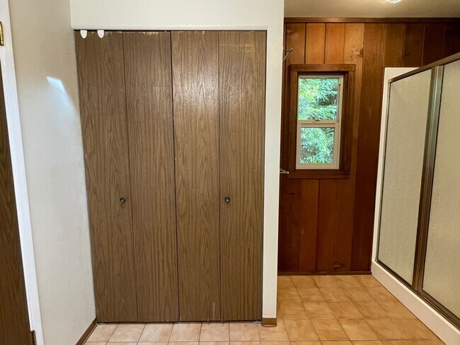 Building Photo - 4 bed, 3 bath split-level home in a private, forested setting (Bayside)