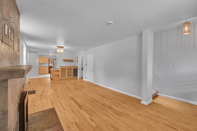 Building Photo - $2,295.00 - 3 Bedrooms, 1.5 Bathroom, Town...