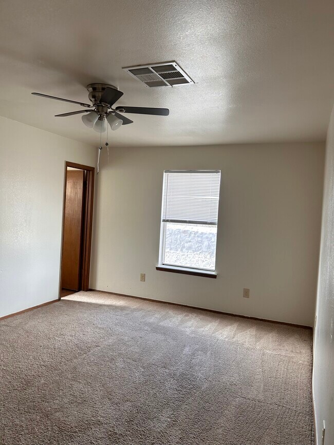 Building Photo - 2640 Fairway Dr