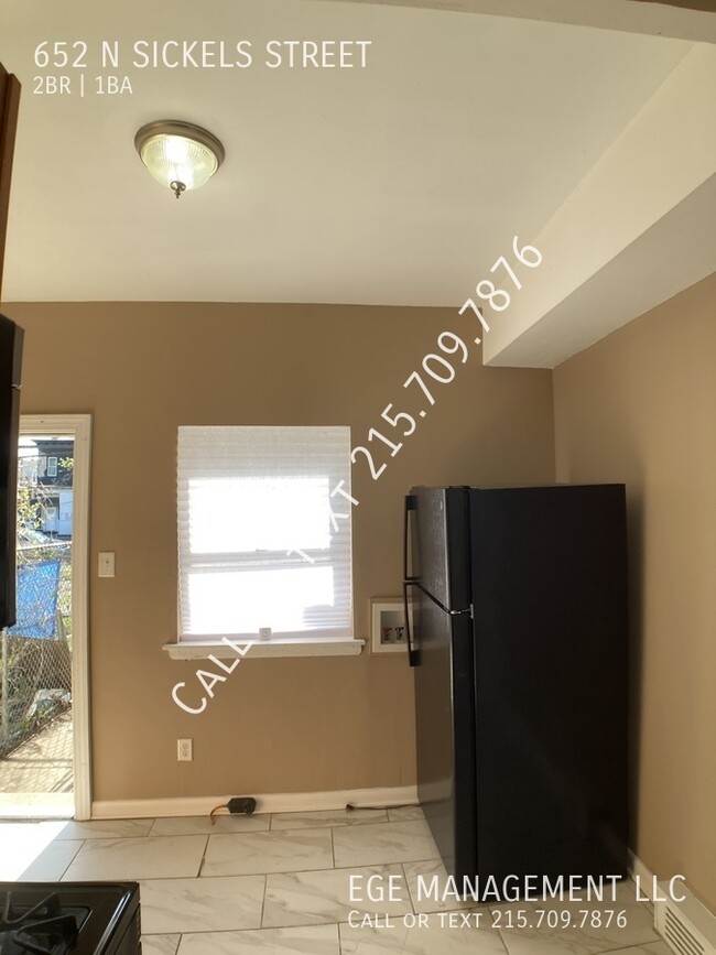 Building Photo - Cozy 2 bed 1 bath with backyard. Renovated!!