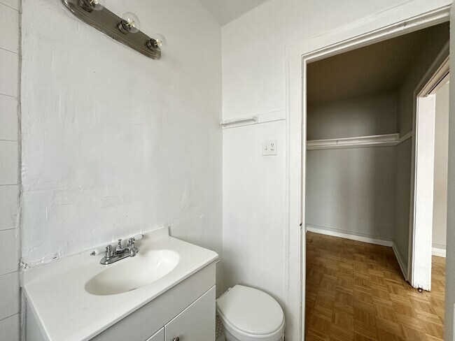 Building Photo - 716 W Belmont