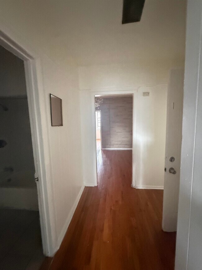 Building Photo - 1128 Summit Ave