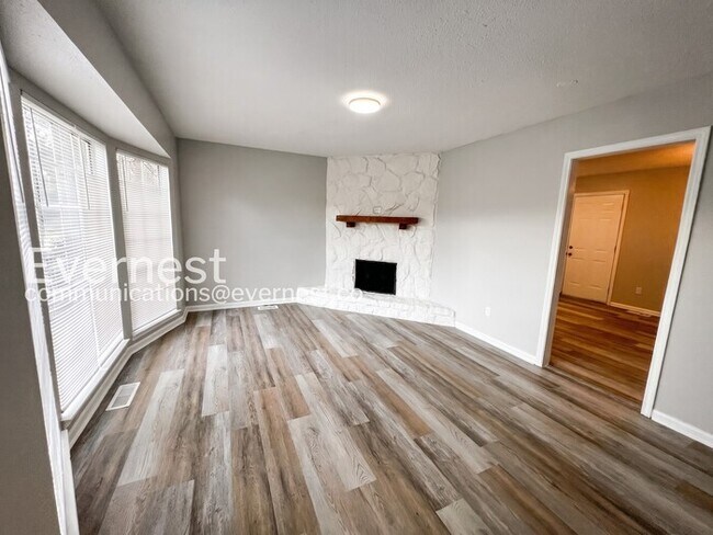Building Photo - 3-Bed/2-Bath Home/ Pet Friendly/Voucher Accepted/ Available Soon!
