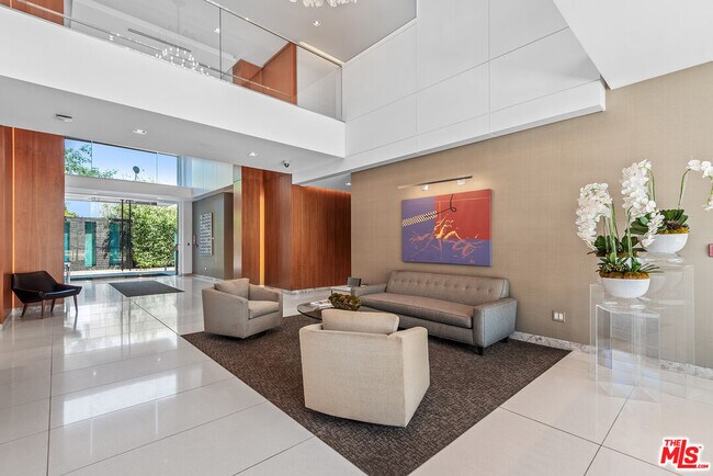 Building Photo - 838 N Doheny Dr
