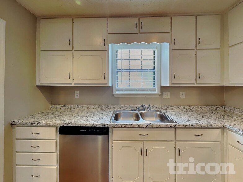 Building Photo - 11069 Hunters Ln