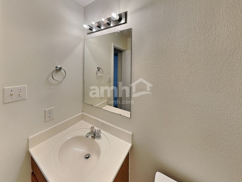 Building Photo - 122 Mallow Grove