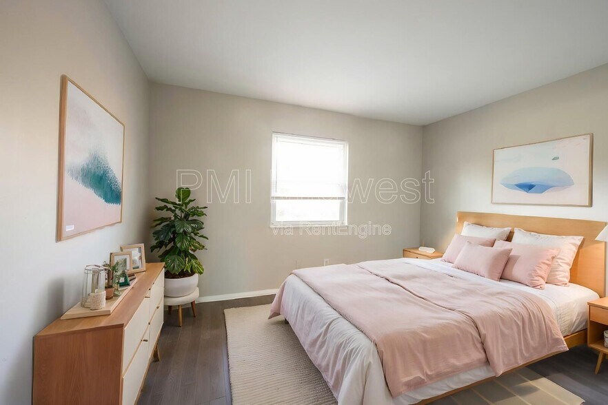 Building Photo - 5843 Woodside Dr
