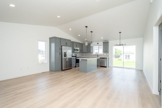 Building Photo - 4 Bed 3 Bath Single Family Home