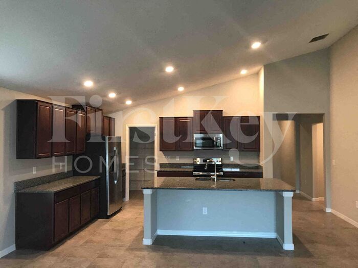Building Photo - 9747 Sage Creek Dr