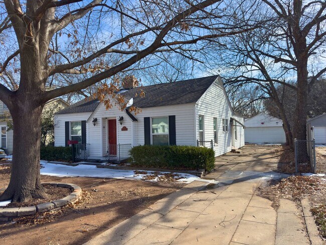 Building Photo - Adorable 3 bed 2 bath home in Brook Village!