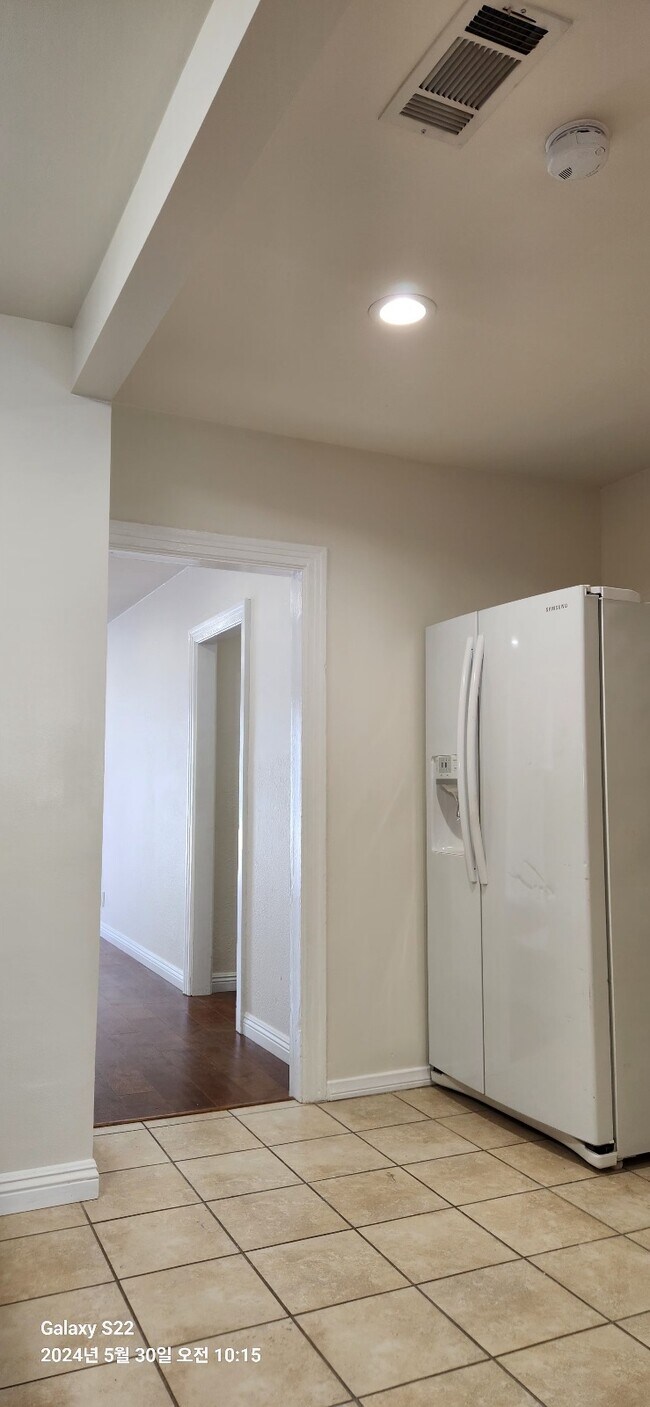 Building Photo - 1058 S Windsor Blvd