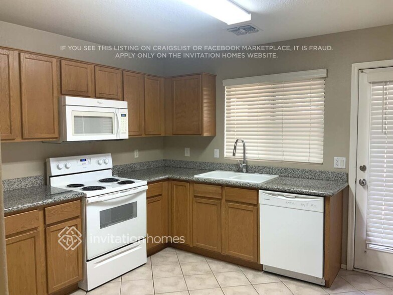 Building Photo - 834 E Impreria St