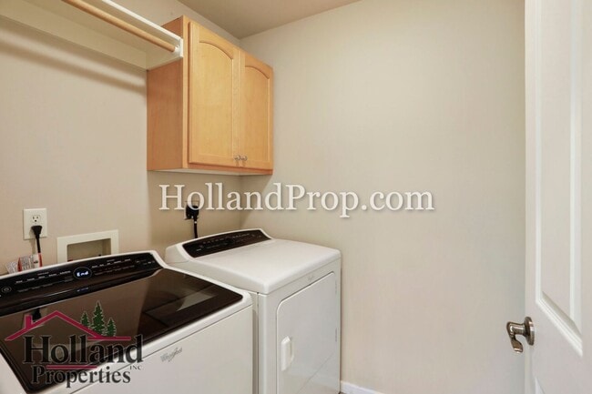 Building Photo - Excellent Condition Hillsboro Home In Great Location!