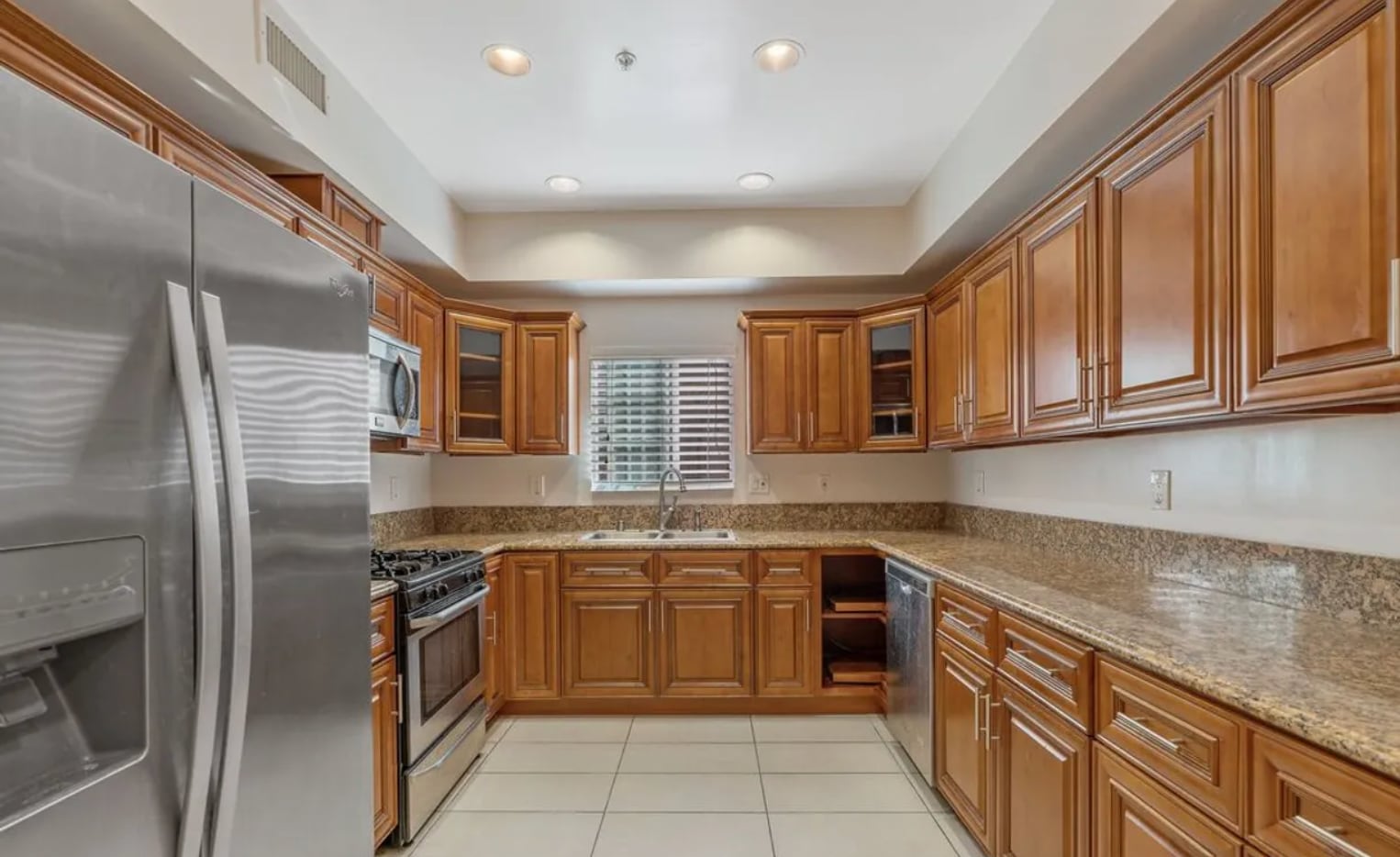 Building Photo - 2018 Hillcrest Dr