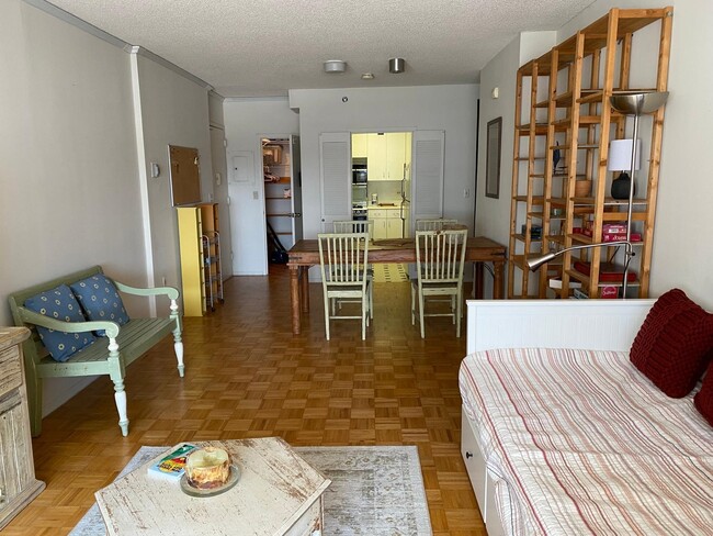 Building Photo - 45 River Dr S