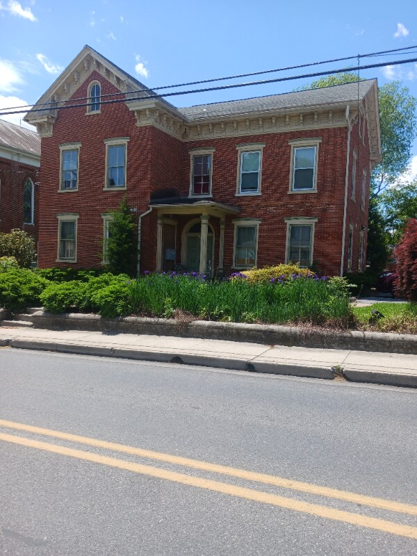 Building Photo - 323 N George St
