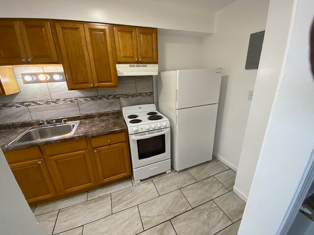 Building Photo - 4837 Cadieux Rd