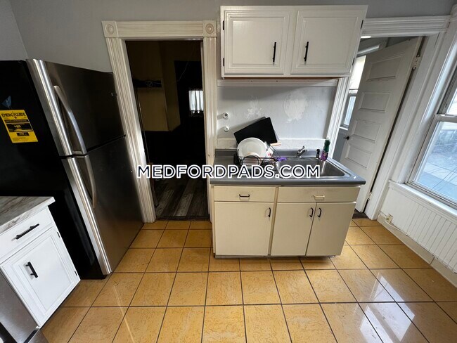 Building Photo - 37 Warner St