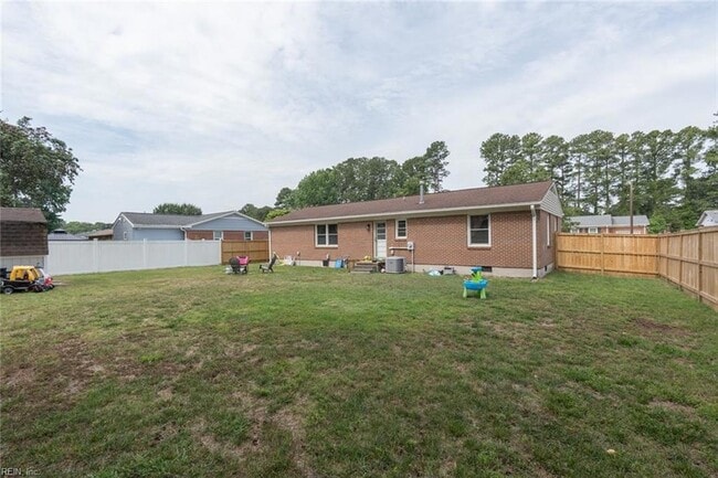 Building Photo - 1217 Lakeview Dr
