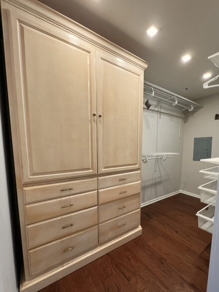 Building Photo - 9242 Gross Point Rd