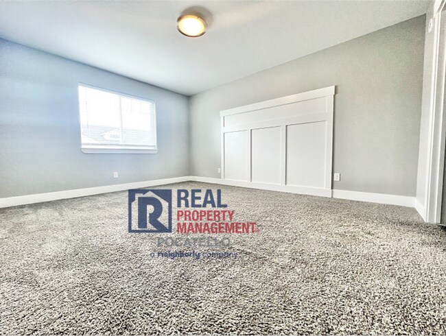 Building Photo - MOVE IN SPECIAL - 3 bedroom 2.5 bath Townh...