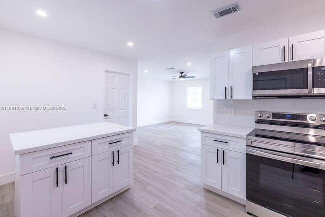 Building Photo - 355 SW 17th Ave
