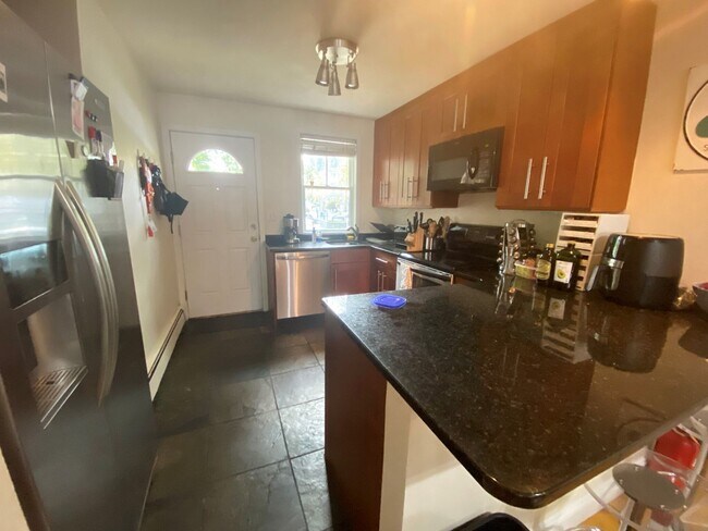 Building Photo - HOT MISSION HILL 4 BED!!
