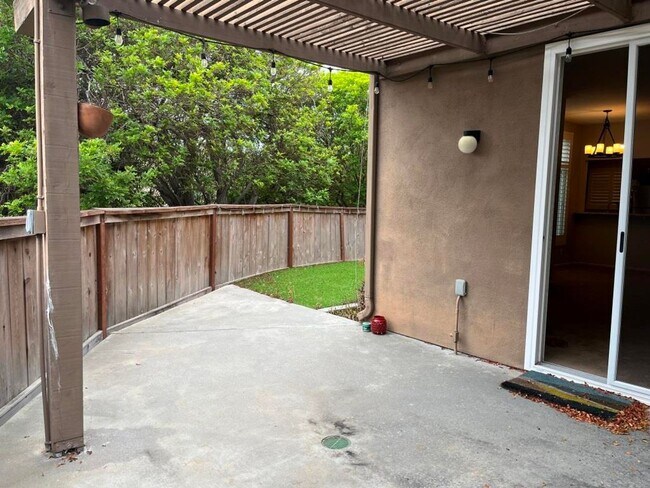 Building Photo - Charming end-unit home in Tamarack Point~ ...