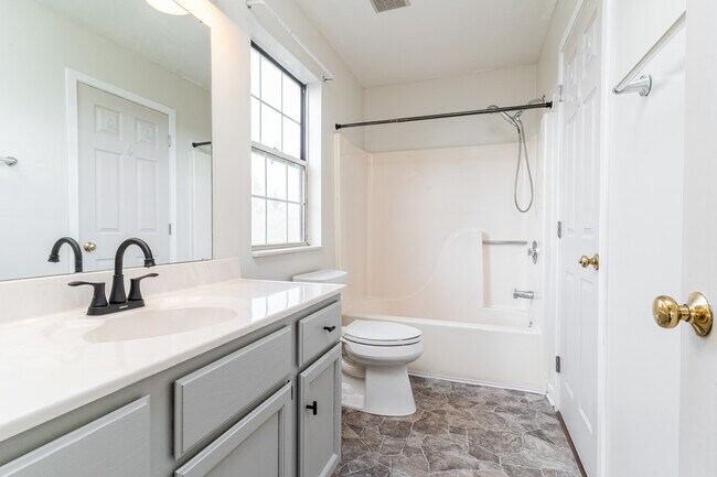 Building Photo - 2521 Woodmeadow Dr SE