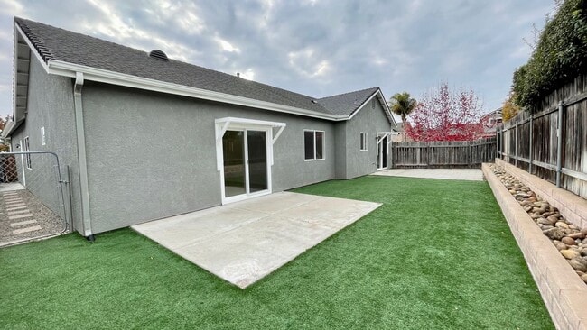 Building Photo - Single Level 4-Bedroom with 3-Car Garage in Berry Gardens
