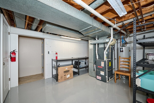 Building Photo - 926 N Boxwood Dr