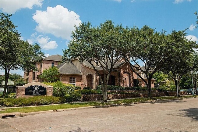 Building Photo - 2255 Braeswood Park Dr