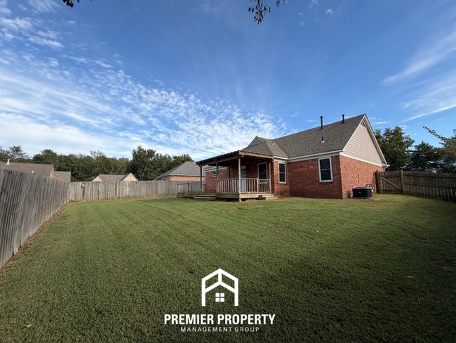 Building Photo - 270 Village Dr