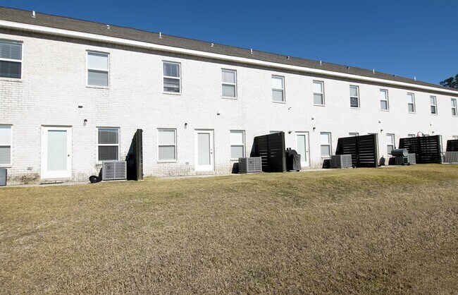 Building Photo - Great Location in Fort Walton Beach Near Bases and Hospital.